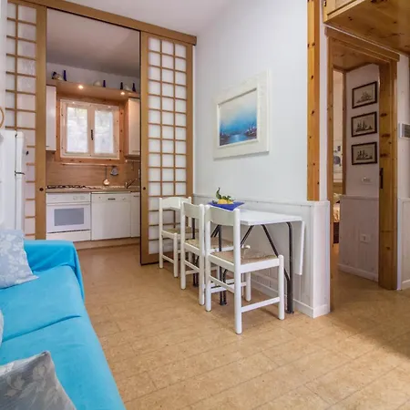 Guesthost - Lovely Nest With Veranda Golfo Aranci