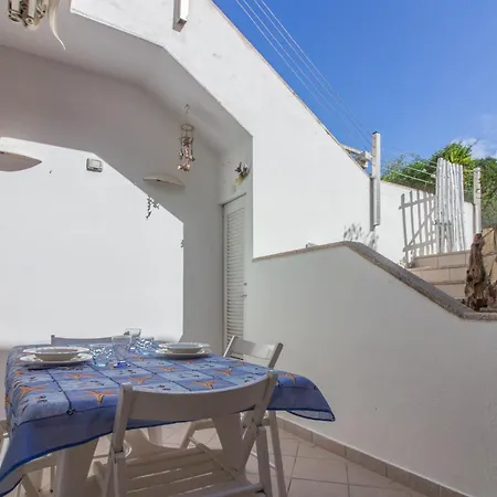 Guesthost - Lovely Nest With Veranda דירה *